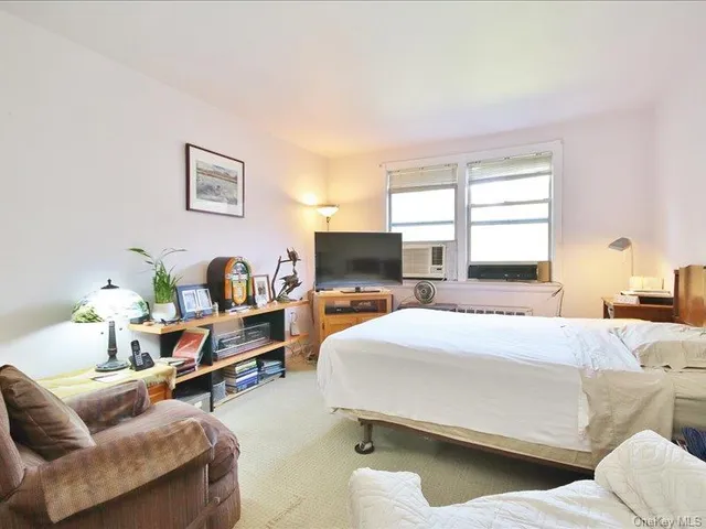 $190,000 | 10 Bryant Gardens, Unit 2L, White Plains, NY 10605