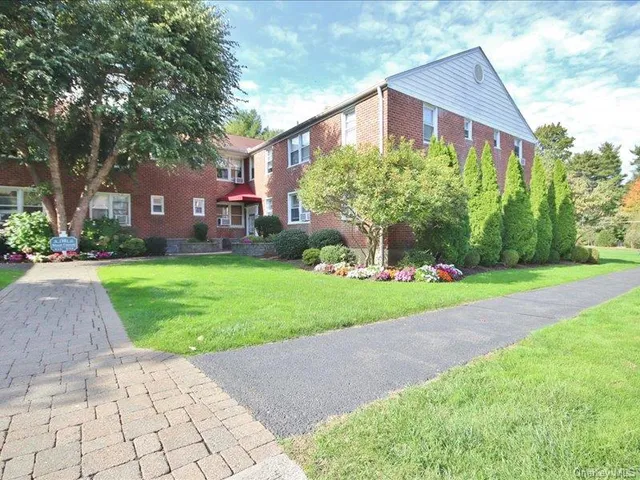 $190,000 | 10 Bryant Gardens, Unit 2L, White Plains, NY 10605