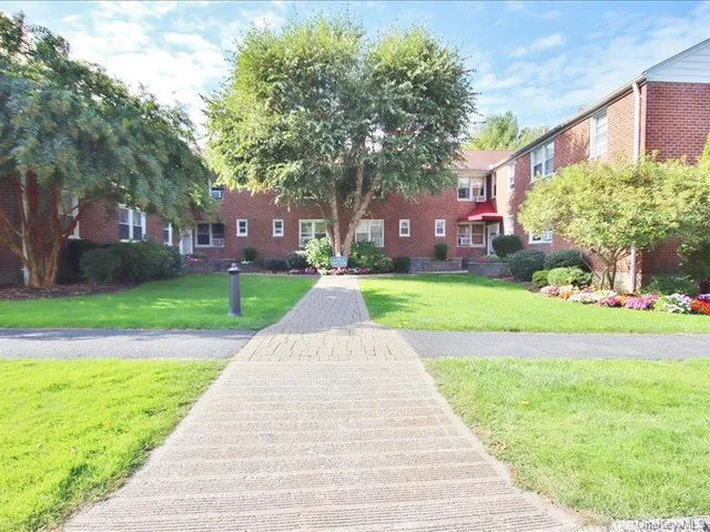 $190,000 | 10 Bryant Gardens, Unit 2L, White Plains, NY 10605