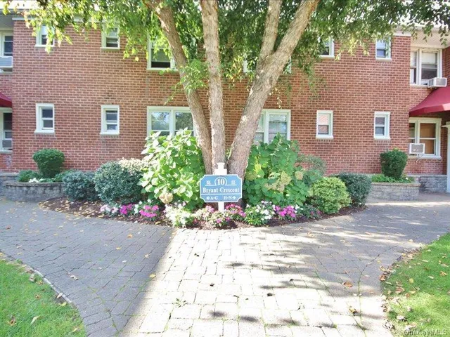 $190,000 | 10 Bryant Gardens, Unit 2L, White Plains, NY 10605