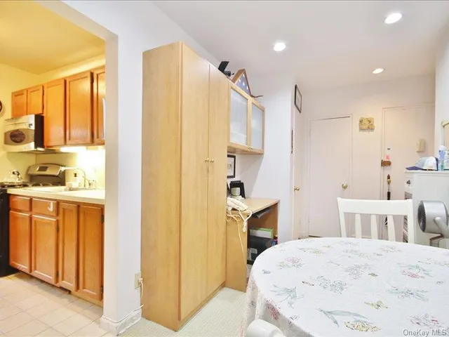 $190,000 | 10 Bryant Gardens, Unit 2L, White Plains, NY 10605
