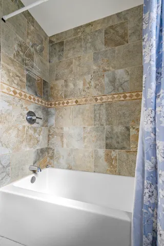 $1,800 | 301 Mill Street, Elgin, IL 60123