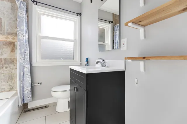 $1,800 | 301 Mill Street, Elgin, IL 60123