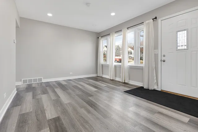 $1,800 | 301 Mill Street, Elgin, IL 60123