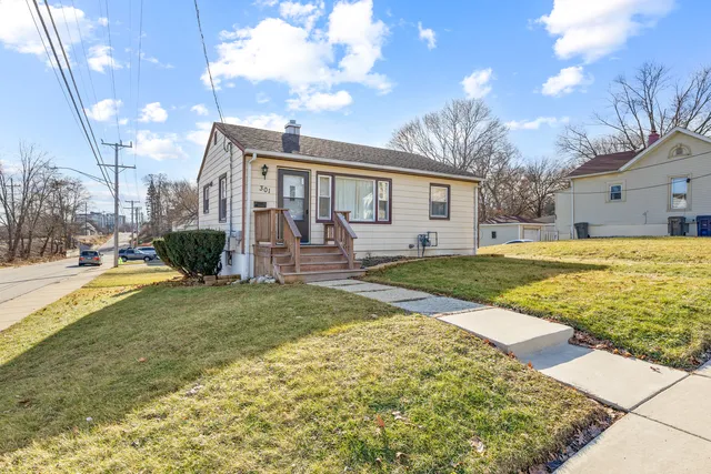 $1,800 | 301 Mill Street, Elgin, IL 60123