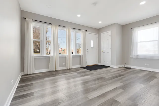 $1,800 | 301 Mill Street, Elgin, IL 60123