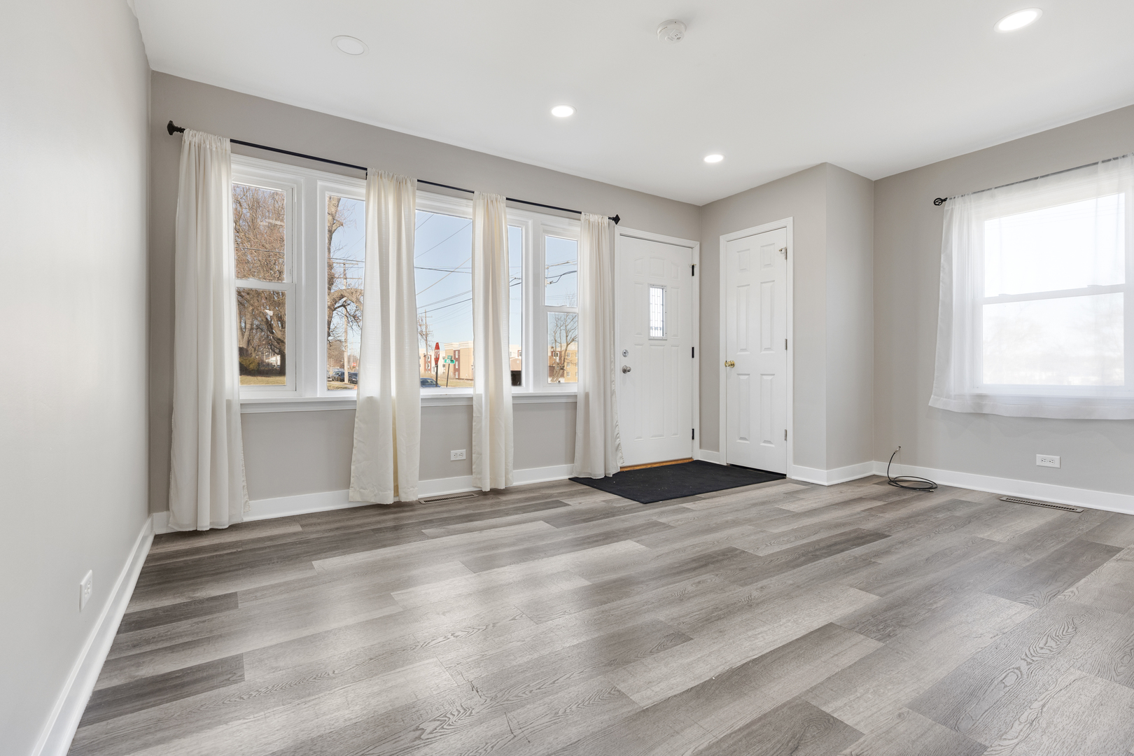 301 Mill Street Elgin, IL 60123 - Photo 4 of 26