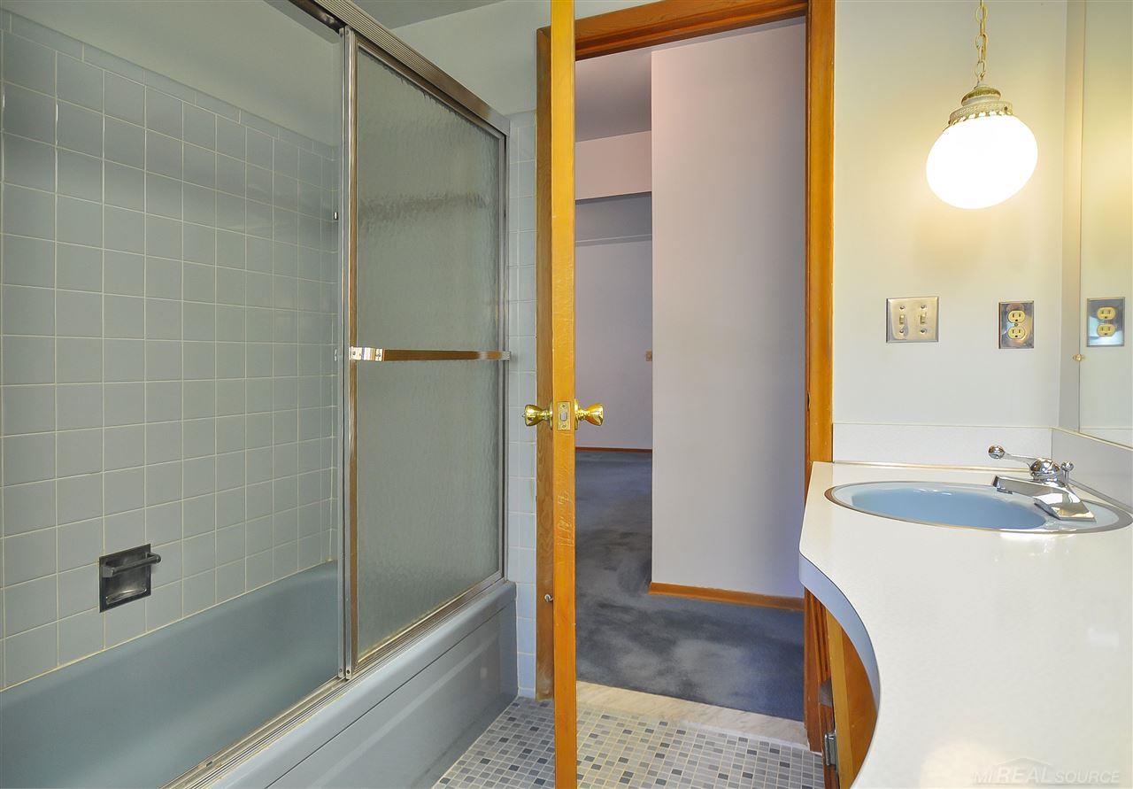820 Hampton Road Grosse Pointe Woods, MI 48236 - Photo 19 of 29