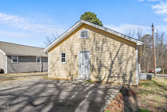 a view of a house with backyard