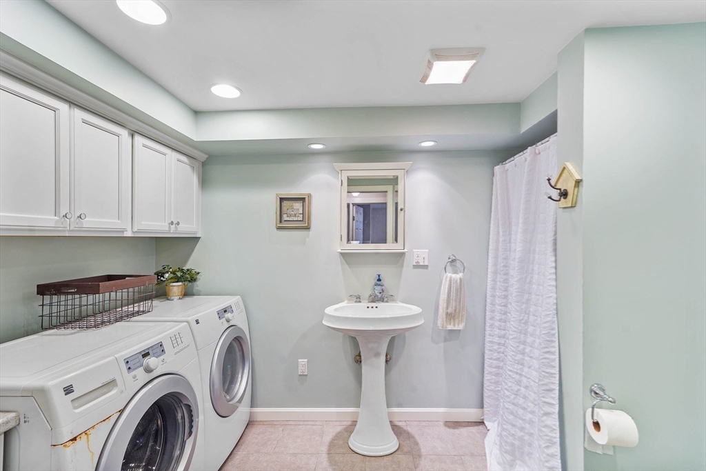 40 Breakneck Road Sturbridge, MA 01566 - Photo 28 of 39 a utility room with dryer and washer