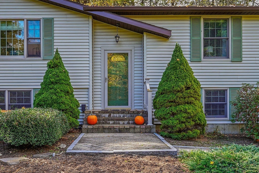 40 Breakneck Road Sturbridge, MA 01566 - Photo 3 of 39 a front view of a house with a yard