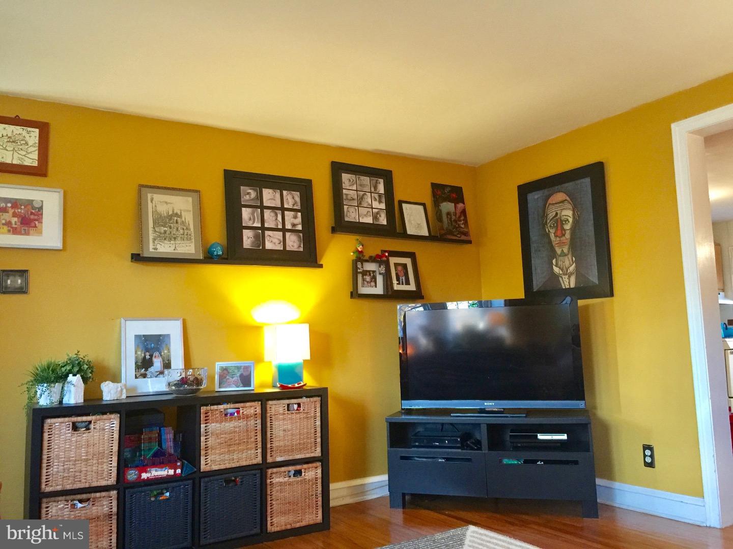 8326 Ridgeway Street Philadelphia, PA 19111 - Photo 5 of 19 Living Room