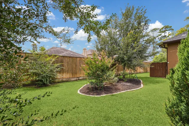 a view of a fountain in front of house