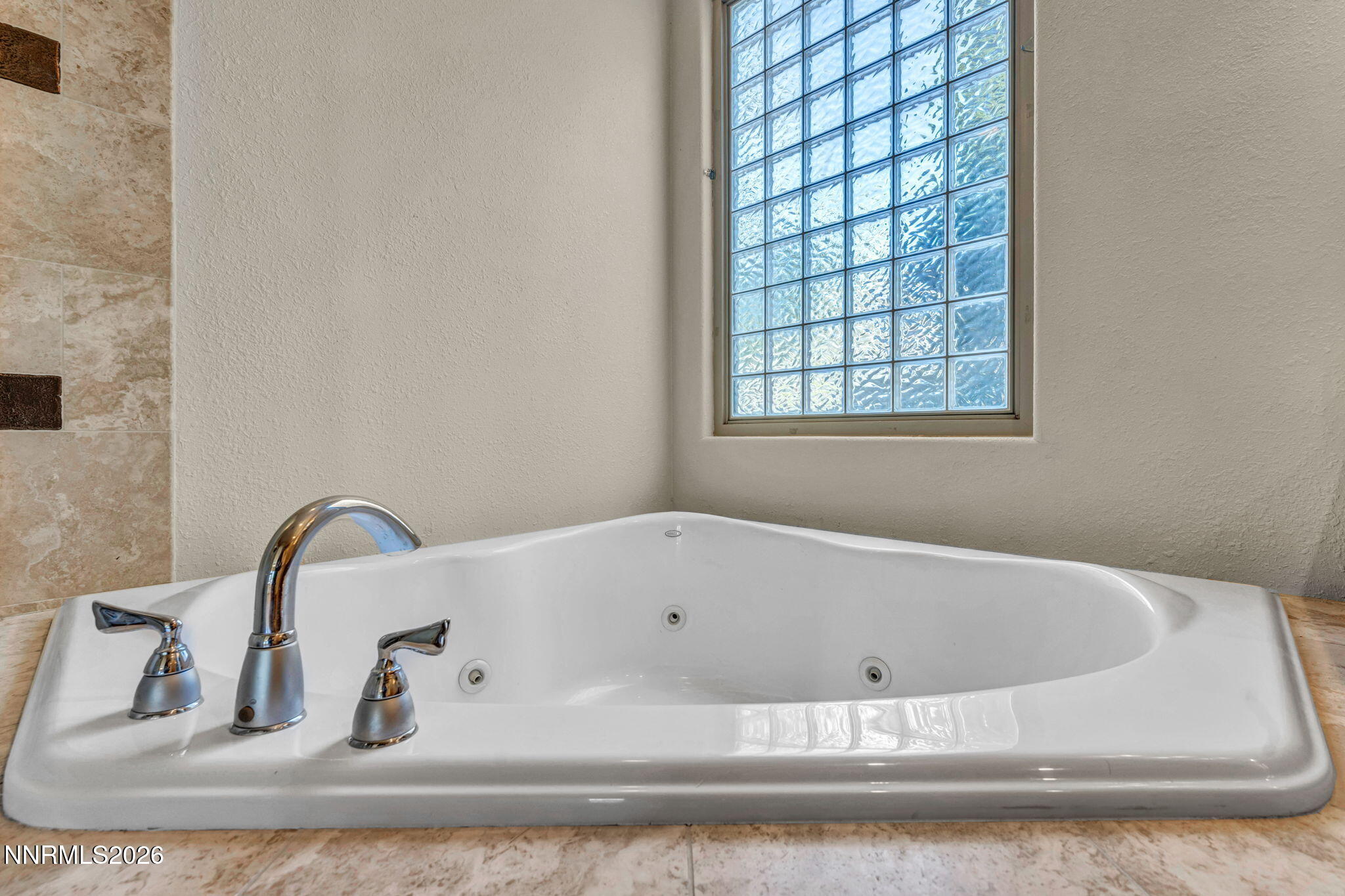 9900 Wilbur May Parkway, Unit 2801 Reno, NV 89521 - Photo 37 of 70 a bathroom with bathtub and window