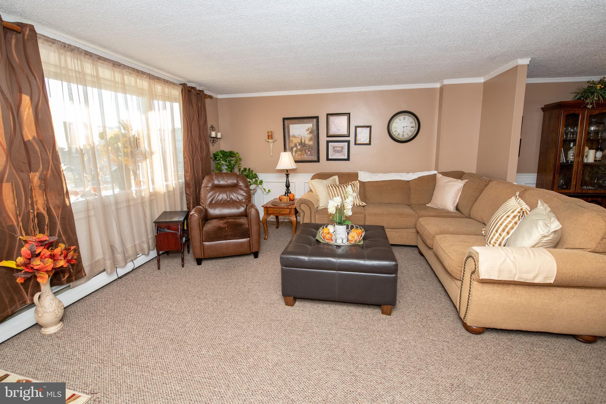 4100 Fairdale Road Philadelphia, PA 19154 - Photo 7 of 29 Livingroom