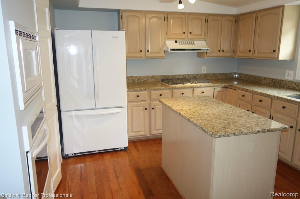 1748 North Kilburn Road Rochester, MI 48306 - Photo 16 of 25 KITCHEN VIEW THREE.jpg