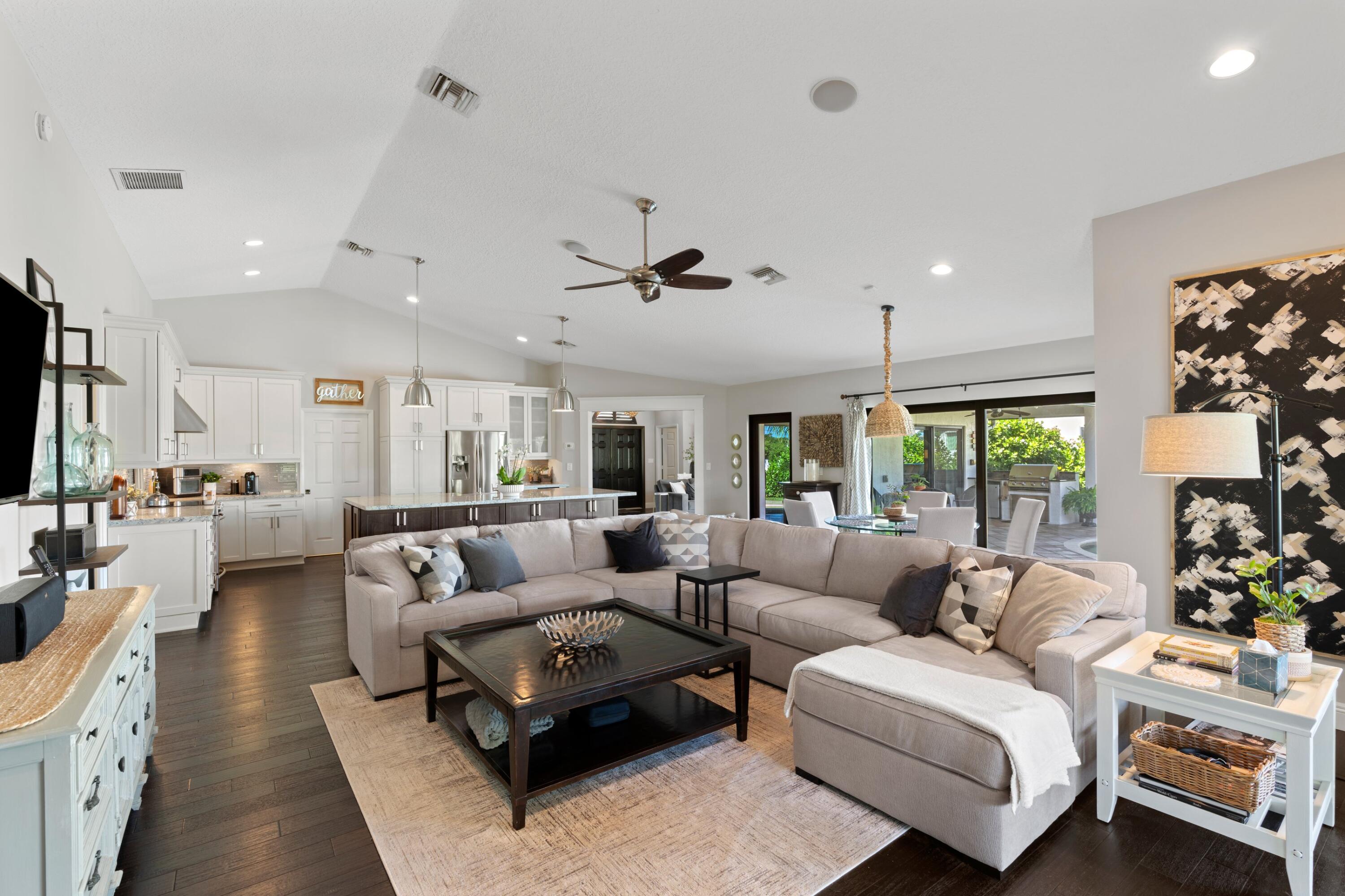 7790 Fairway Trail Boca Raton, FL 33487 - Photo 14 of 43 LivingKitchen