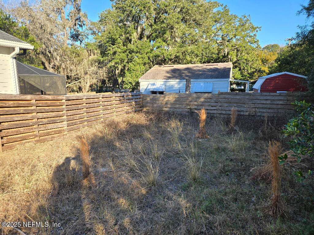 a view of a back yard