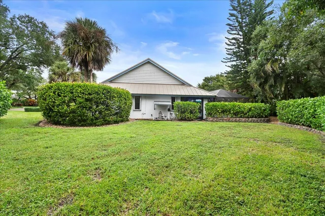 a view of a house with backyard and garden