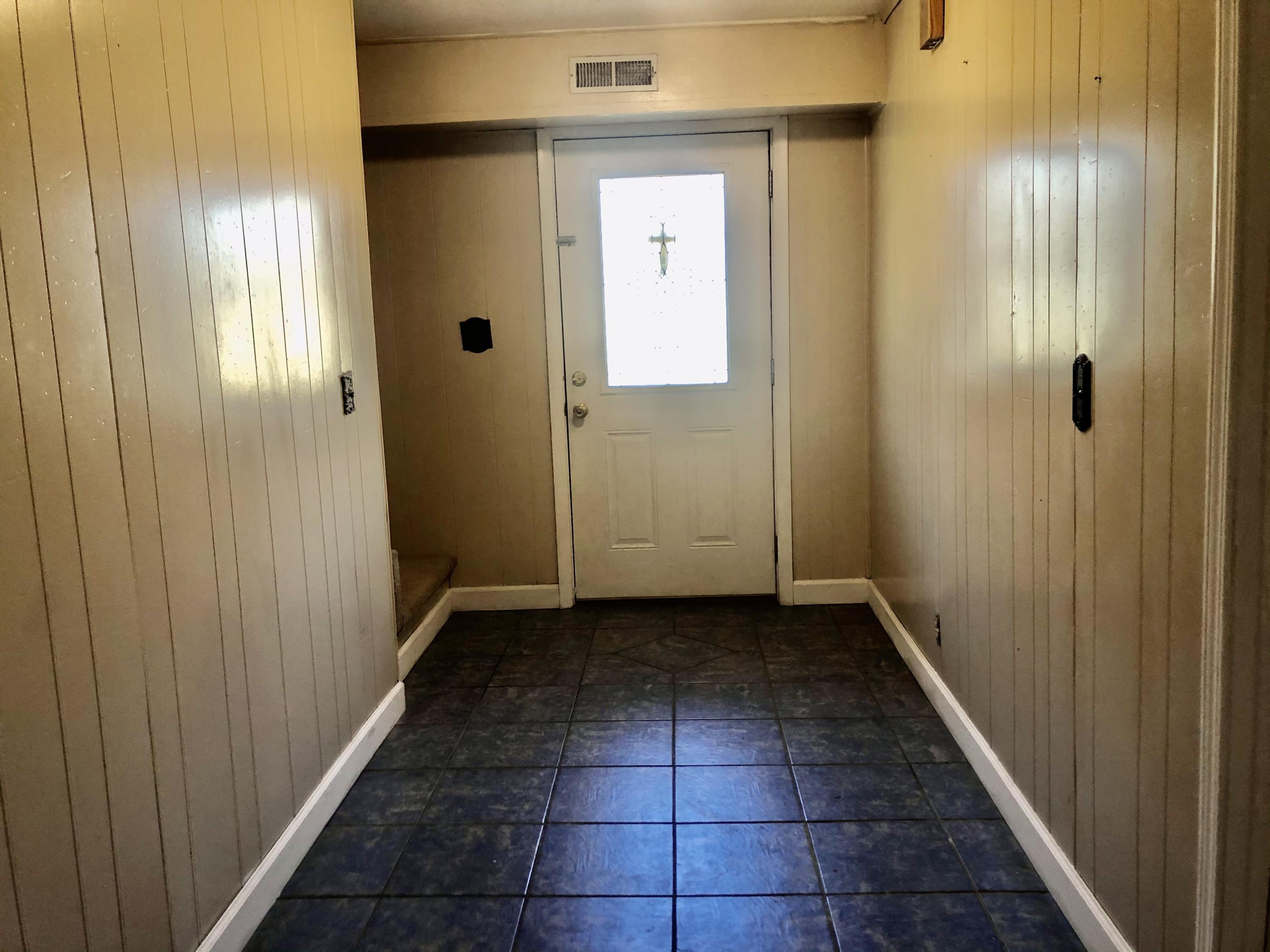 802 Henson Road Bristol, TN 37620 - Photo 11 of 37 F7D35C95-878F-4A3B-8F34-5833645D9EAF