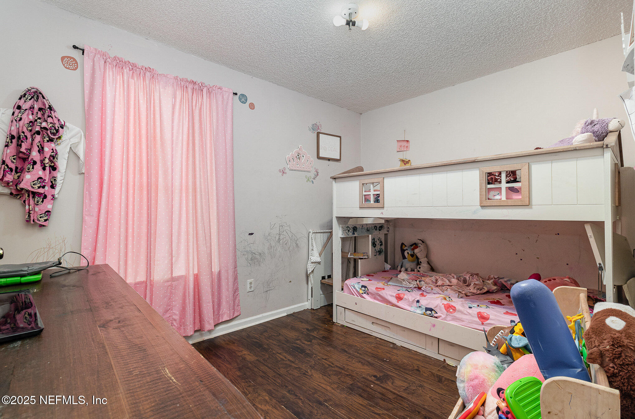 104 East Oakside Drive Interlachen, FL 32148 - Photo 20 of 26 a bedroom with furniture and a book shelf
