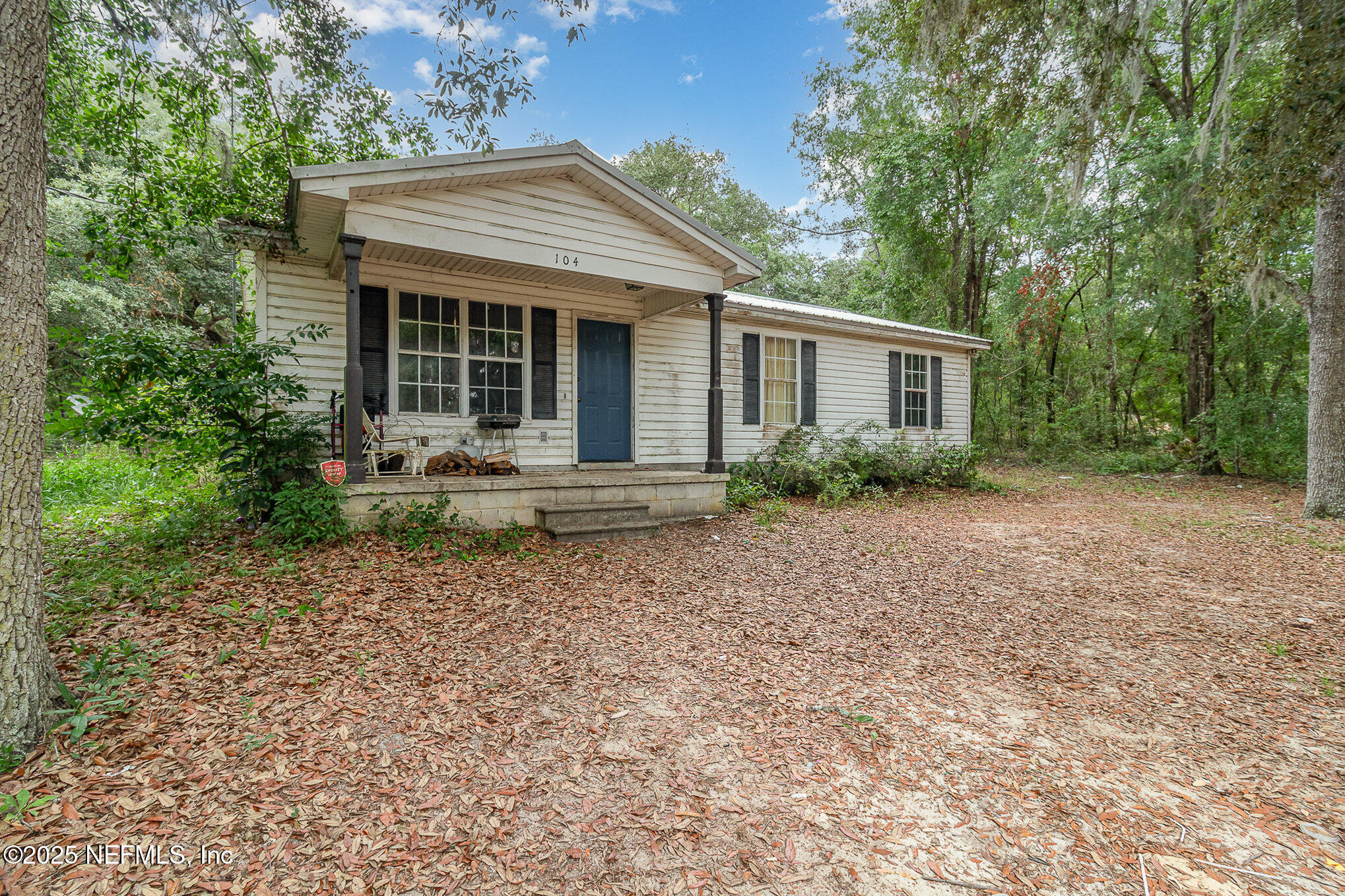104 East Oakside Drive Interlachen, FL 32148 - Photo 4 of 26 a front view of a house with garden