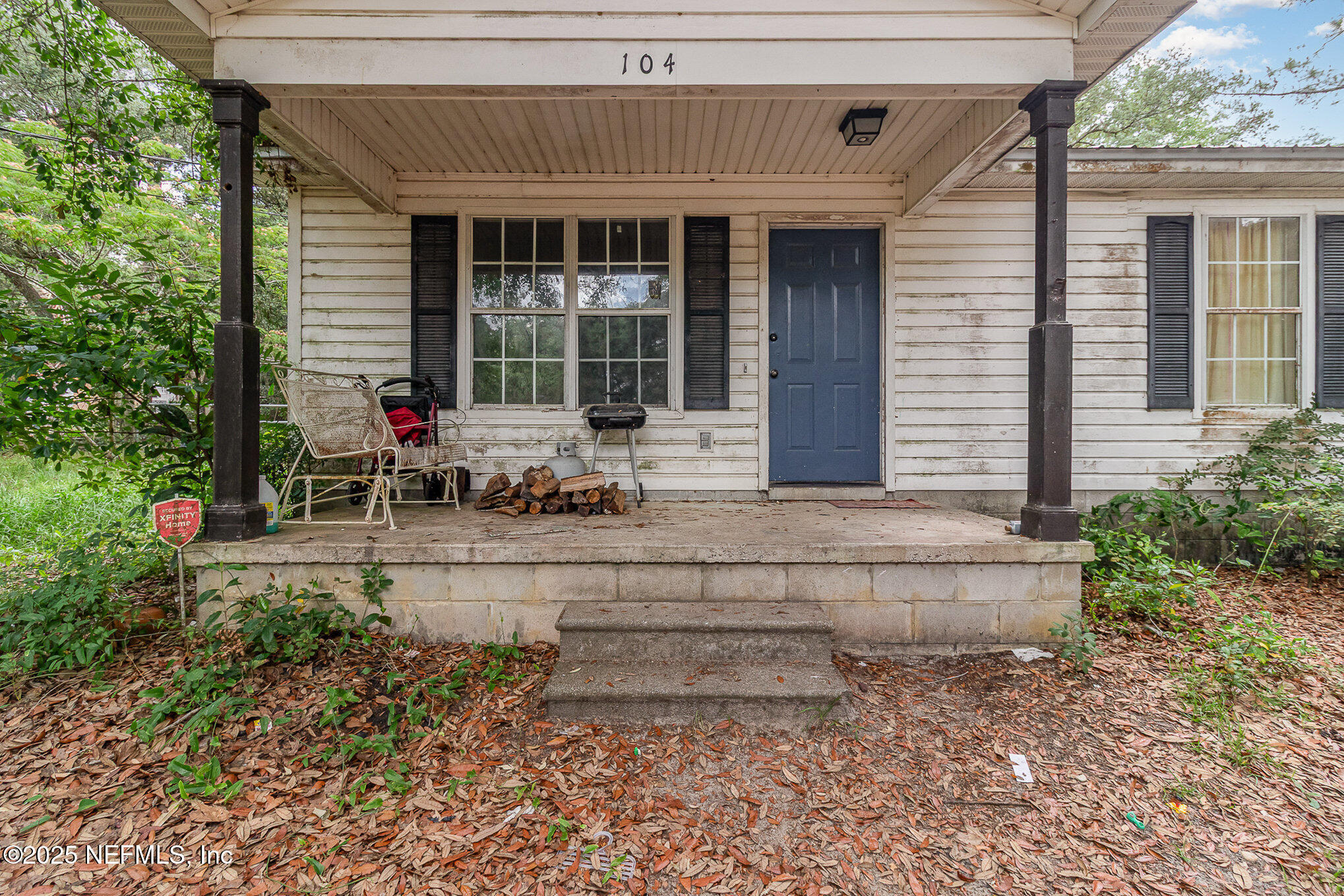 104 East Oakside Drive Interlachen, FL 32148 - Photo 5 of 26 a view of a house with a yard and sitting area
