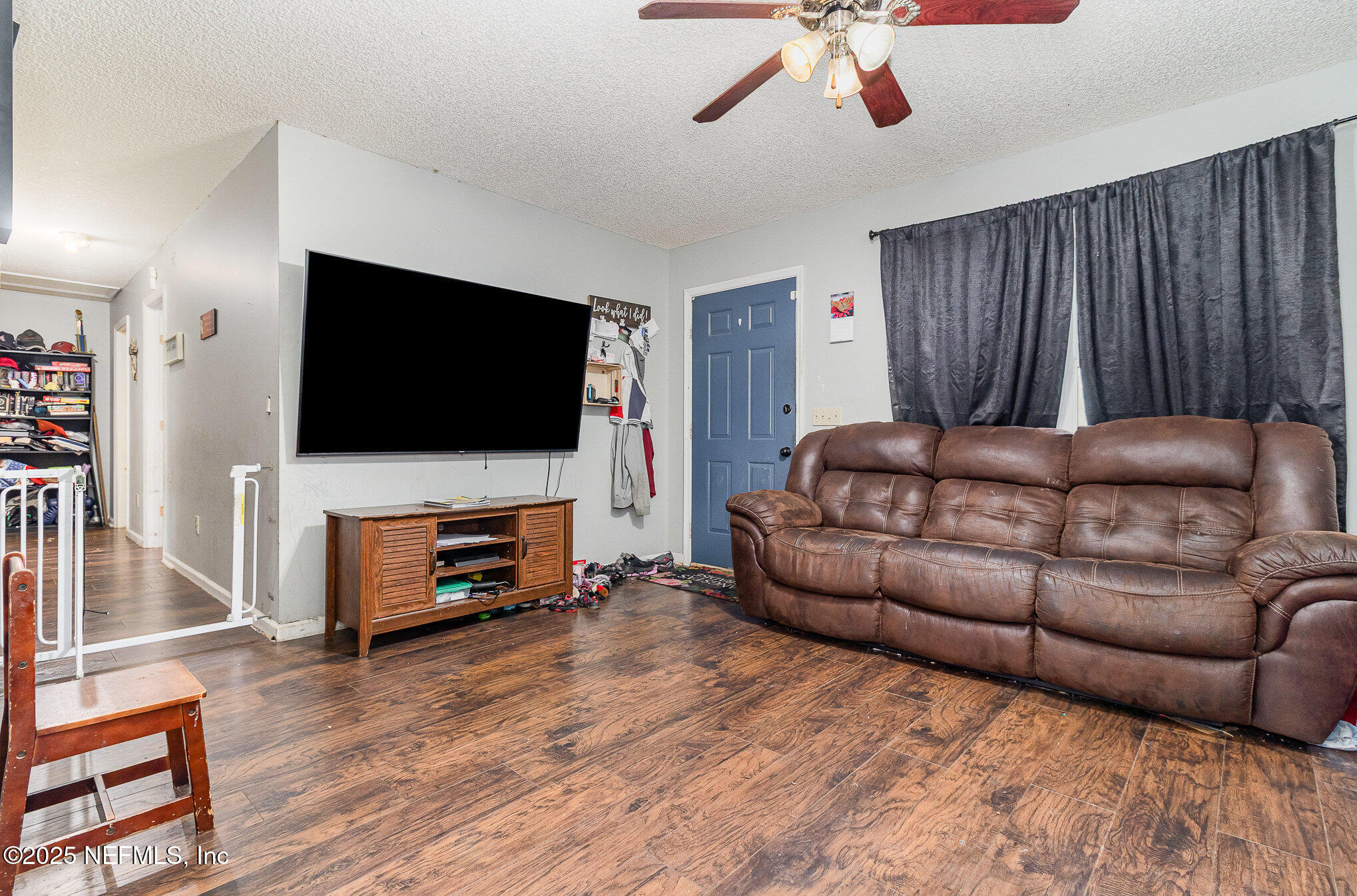 104 East Oakside Drive Interlachen, FL 32148 - Photo 6 of 26 a living room with furniture and a flat screen tv