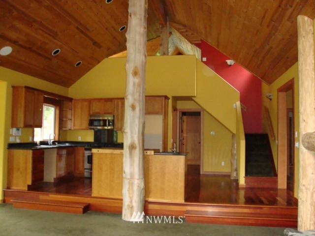 8193 Mossy Rock Road Clinton, WA 98236 - Photo 5 of 18 Gallery Image 5