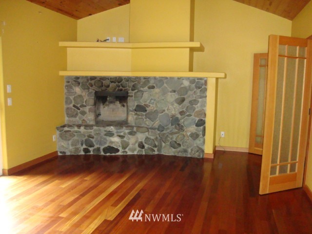 8193 Mossy Rock Road Clinton, WA 98236 - Photo 8 of 18 Gallery Image 8
