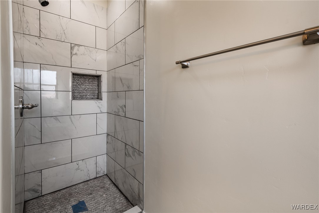 4295 North Shadow Road Kingman, AZ 86409 - Photo 13 of 34 Bathroom