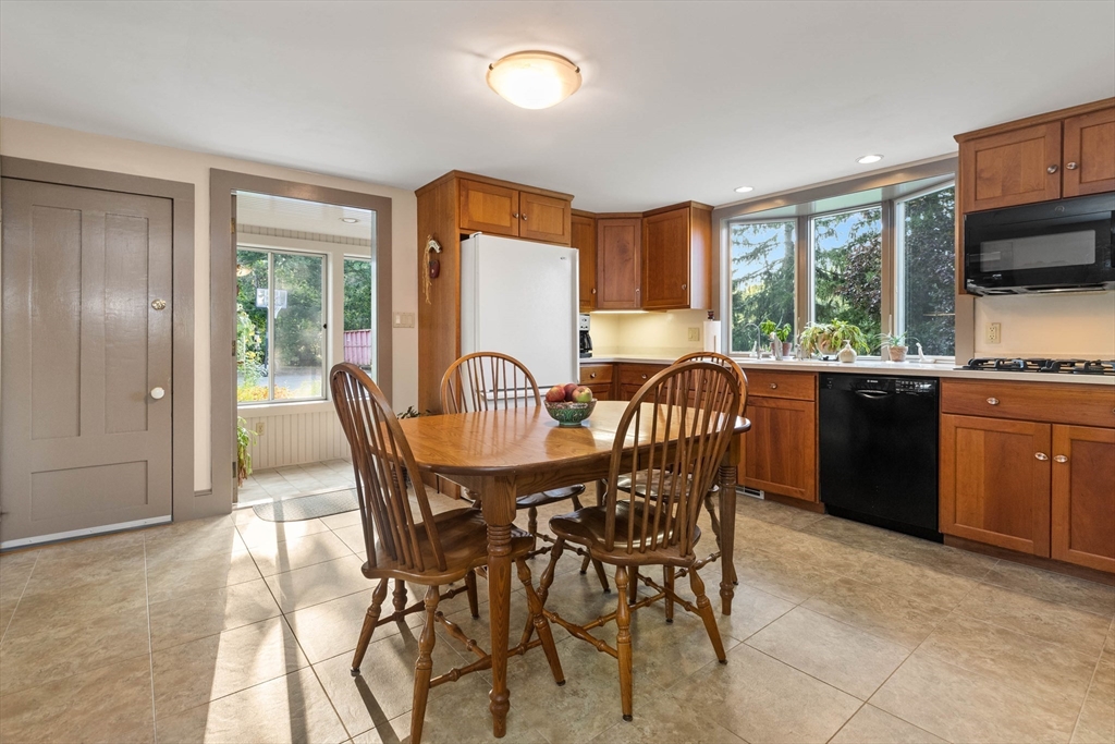 63 Ferry Road Salisbury, MA 01952 - Photo 18 of 42 a dining room with furniture and window