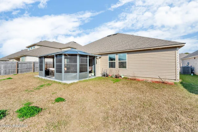 $250,000 | 214 South Lakepointe Drive, Lafayette, LA 70506