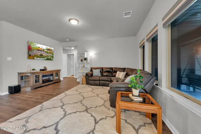 $250,000 | 214 South Lakepointe Drive, Lafayette, LA 70506