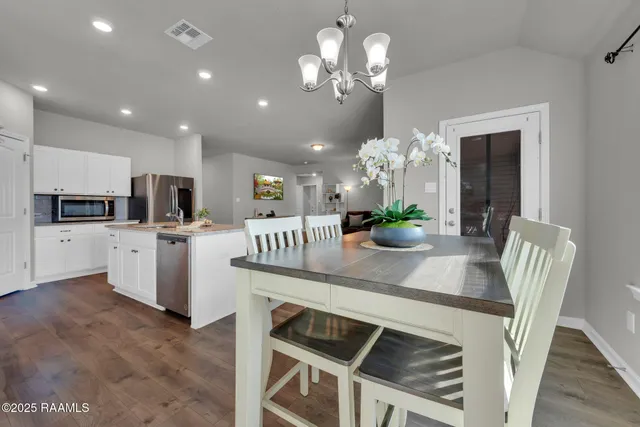 $250,000 | 214 South Lakepointe Drive, Lafayette, LA 70506