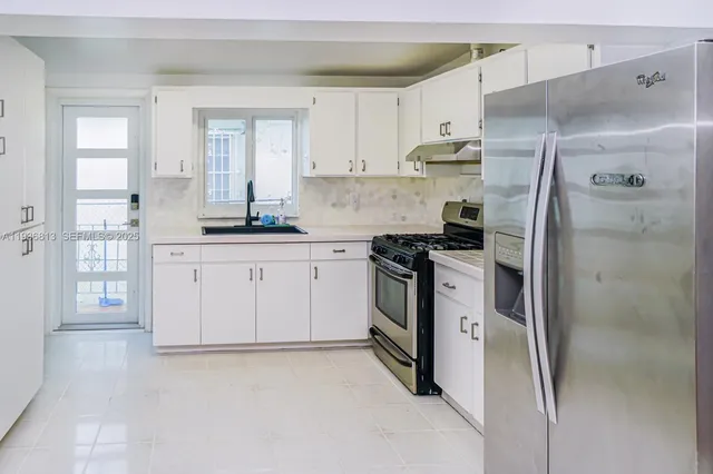 $1,700 | 5911 Southwest 6th Street, Unit 2, Miami, FL 33144