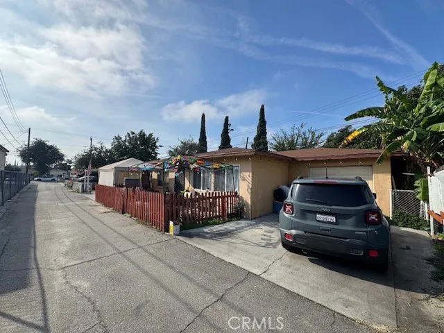 a view of a car park in front of house
