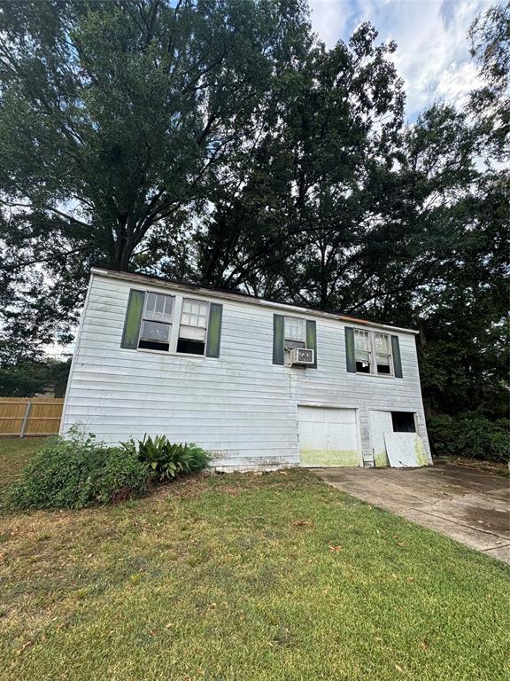 131 Merrick Street Shreveport, LA 71104 - Photo 3 of 10 a front view of a house with a yard