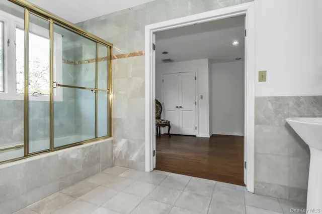 a view of entryway with bathroom and shower