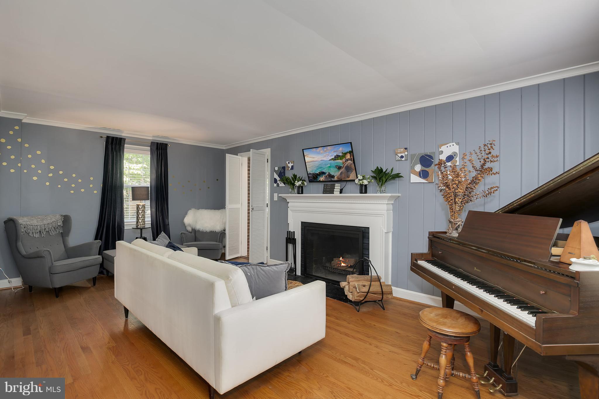 1922 Brisbane Street Silver Spring, MD 20902 - Photo 2 of 28 Living Room