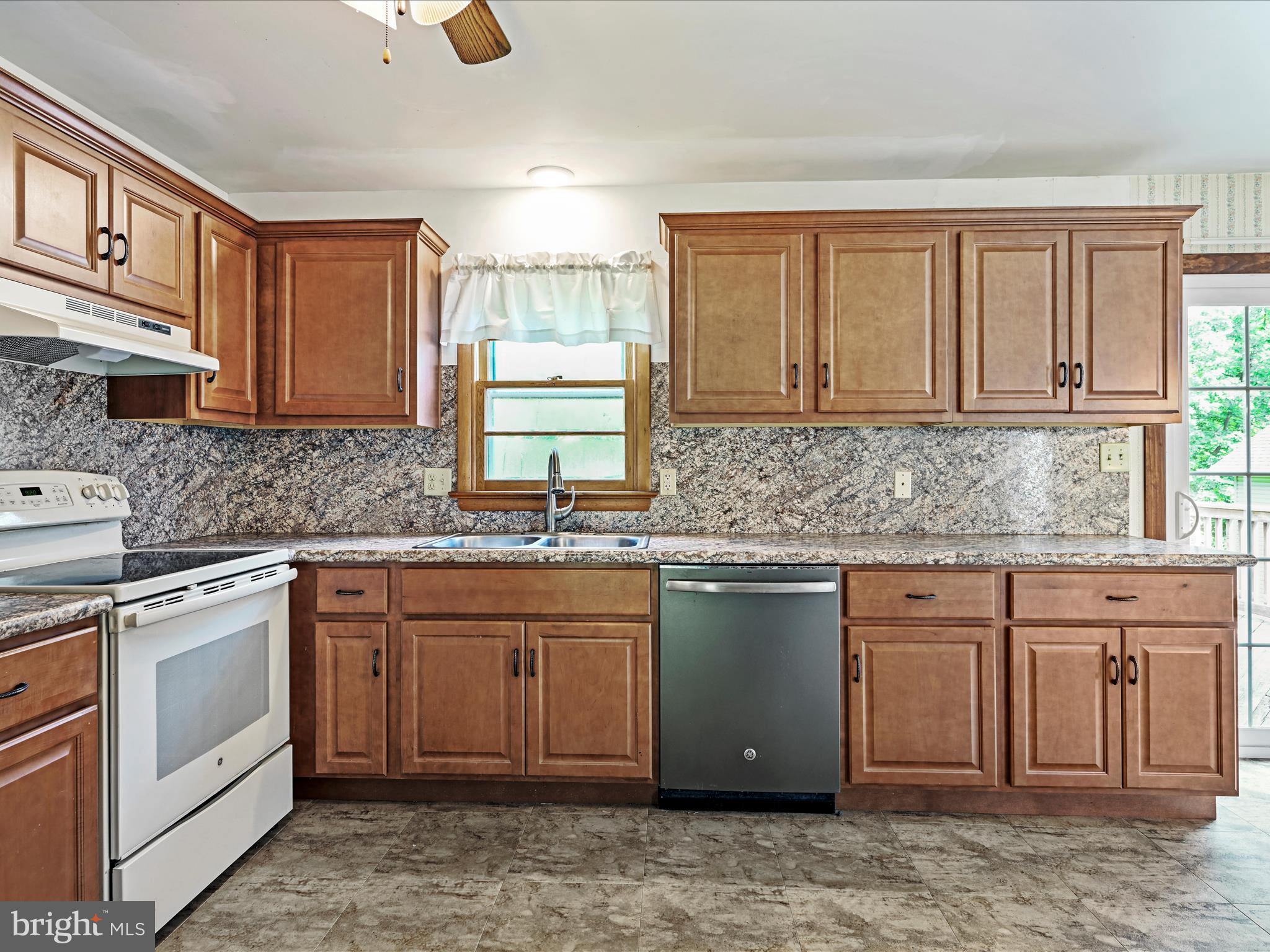 309 Hillside Road Elizabethtown, PA 17022 - Photo 6 of 26 Kitchen
