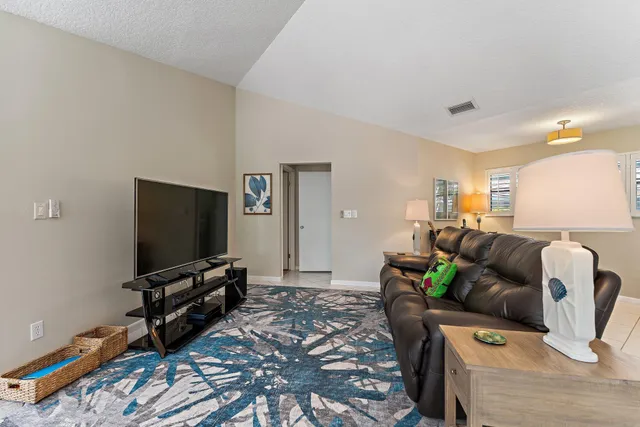 $3,800 | 1127 East Seminole Avenue, Unit 4B, Jupiter, FL 33477