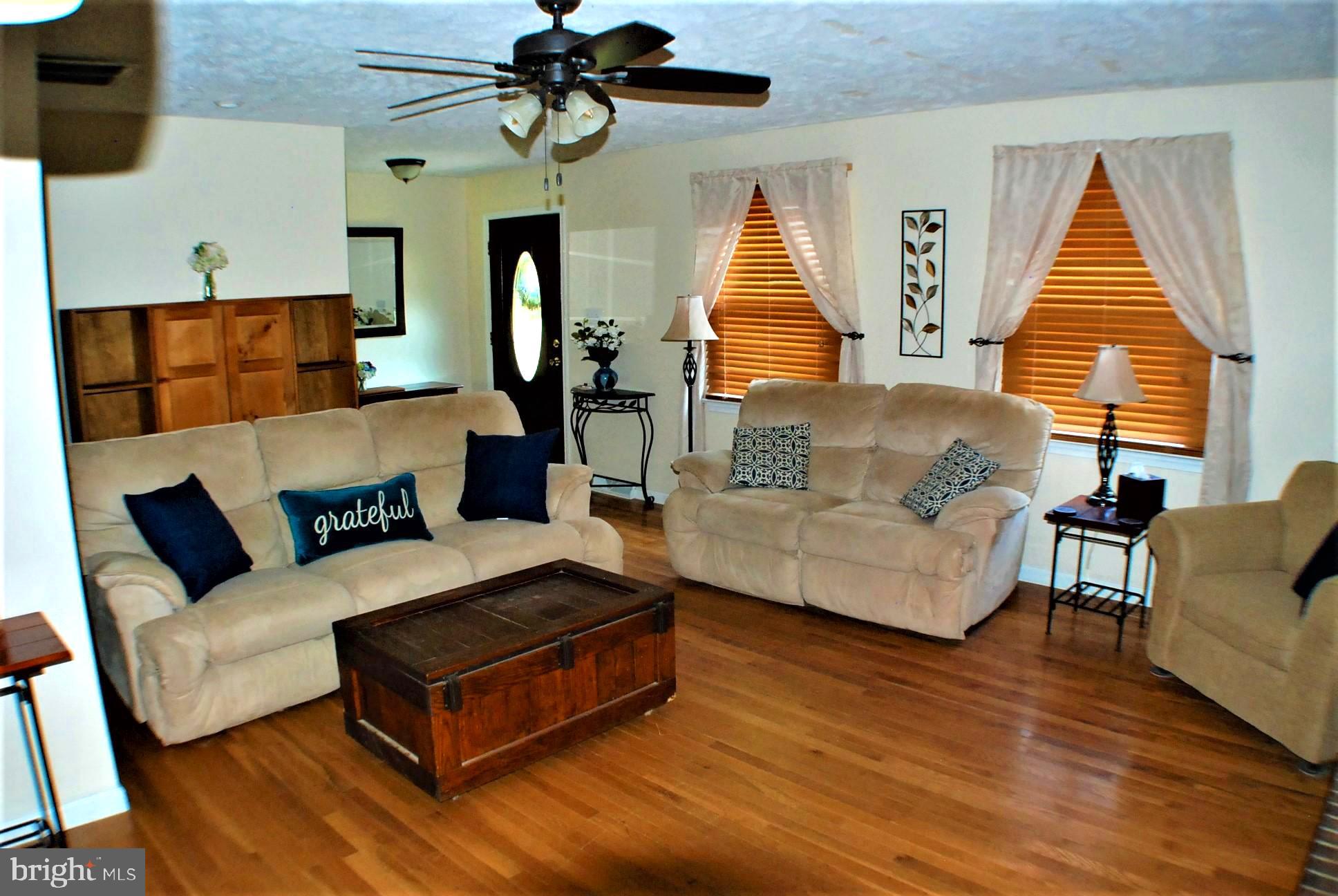 100 Brunswick Road Stephens City, VA 22655 - Photo 2 of 31 Living room