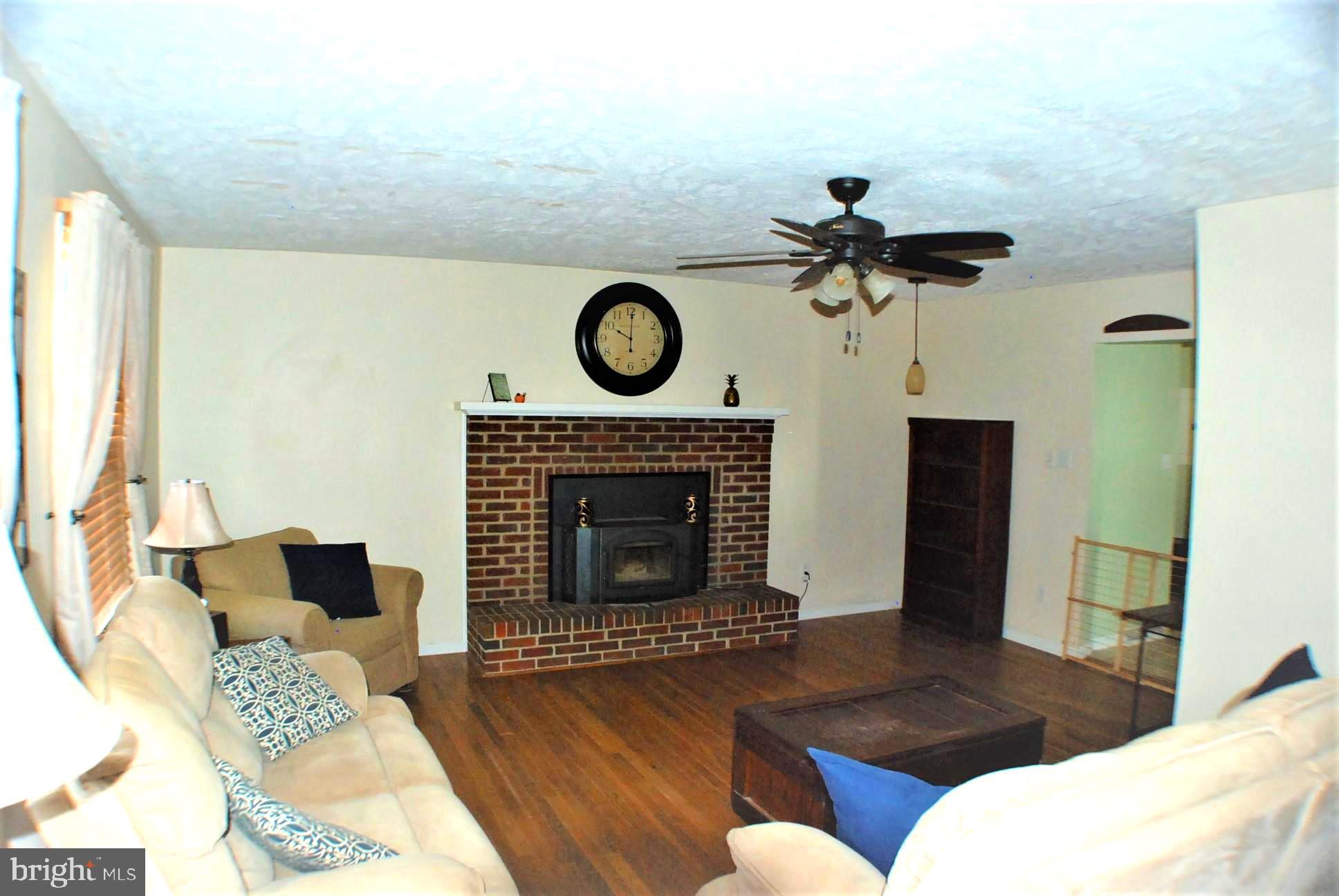 100 Brunswick Road Stephens City, VA 22655 - Photo 13 of 31 Living room