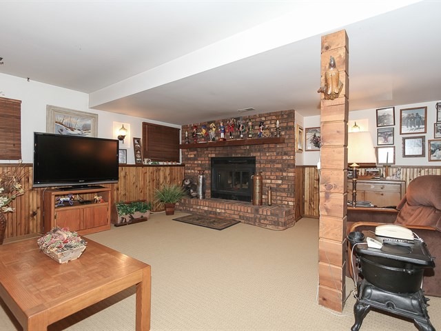 27 Green Ridge Road Elgin, IL 60120 - Photo 20 of 21 a living room with furniture and a flat screen tv