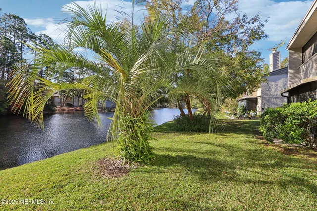 a view of a yard in front of the house