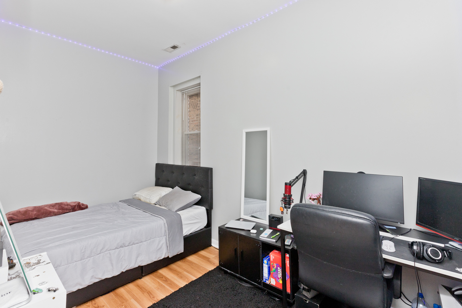 1431 West Flournoy Street, Unit 1F Chicago, IL 60607 - Photo 8 of 9