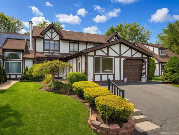 $425,000 | 11 Amesworth Court, Middle Island, NY 11953