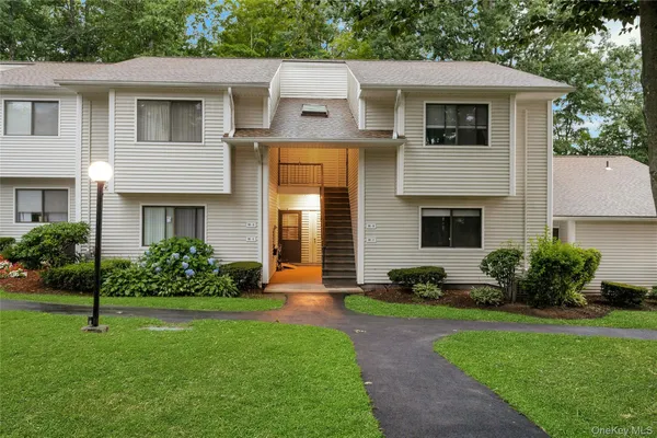 $339,900 | 90 Molly Pitcher Lane, Unit F, Yorktown Heights, NY 10598