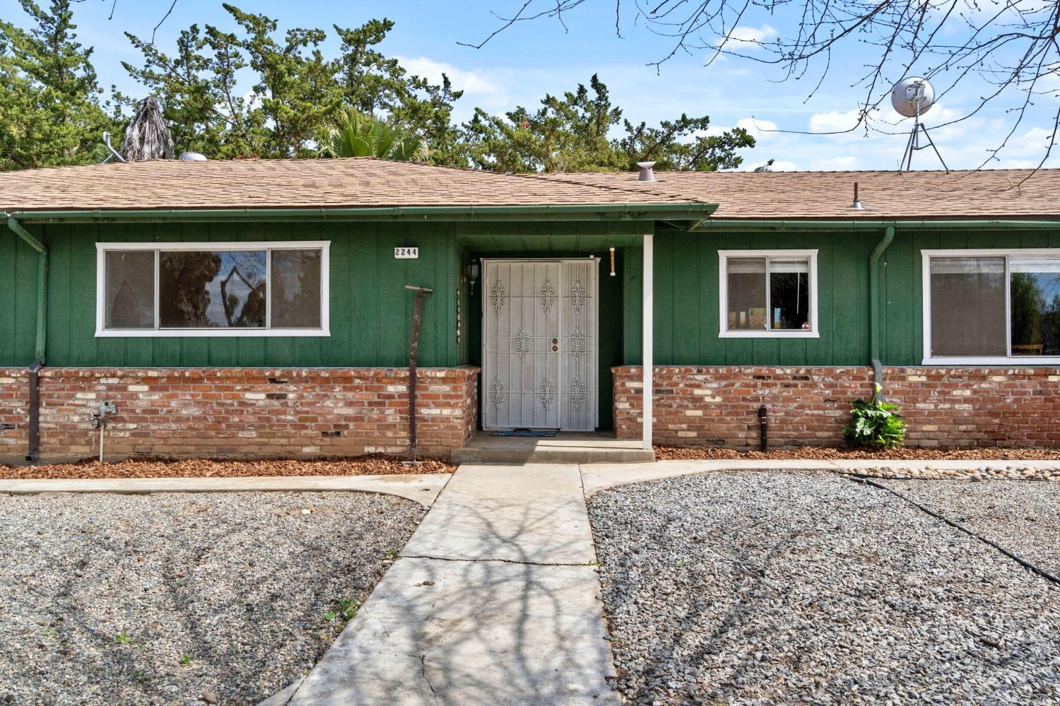 2244 Tivy Valley Road Sanger, CA 93657 - Photo 4 of 44 a front view of a house with a yard